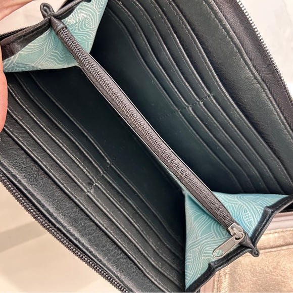 The Sak 2-4-1 Bundle of Leather Crossbody Organizers - Picture 12 of 16